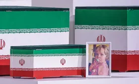 ویدئو |  اقامه نماز حجت الاسلام گلپایگانی داماد رهبر شهید بر پیکر دختر شهیدش