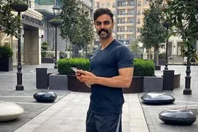 دیدار مهدی ماهانی، بازیگر با خانواده شهدای مدرسه میناب + تصاویر
