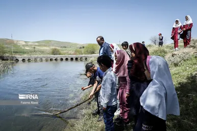 معلم و بچه‌های روستای بیاتان سوخته