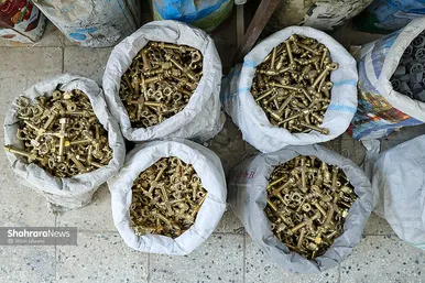 مغازه ای که شیرهای برنجی ریخته گری شده سماور را به صورت کیلویی میفروخت .