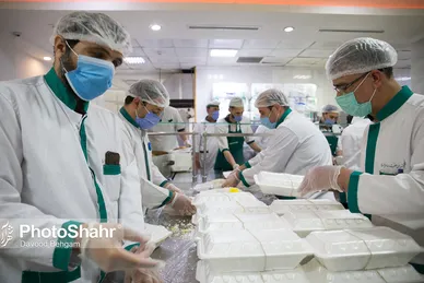 آماده سازی غذای متبرک مهمانسرای حضرت رضا (ع)