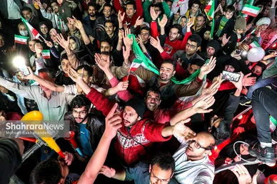 شادی مردم مشهد بعد از برد تیم ملی ایران ۲
