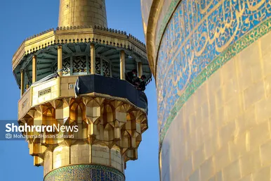اهتزاز پرچم عزای حسینی بر فراز گنبد حرم رضوی