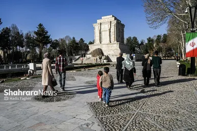 گزارش تصویری | حضور مسافران نوروزی در آرامگاه فردوسی در نوروز ۱۴۰۵