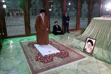 گزارش تصویری | حضور رهبر معظم انقلاب در مرقد مطهر بنیان‌گذار کبیر جمهوری اسلامی ایران و مزار شهدای نظام و دفاع مقدس (۱۱ بهمن ۱۴۰۳)