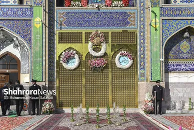 گزارش تصویری | تعویض پرچم گنبد حرم مطهر رضوی به مناسبت میلاد امام رضا(ع)