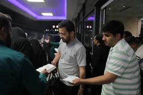توزیع ۲۰۰۰ غذای متبرک در ایستگاه راه&zwnj;آهن مشهد