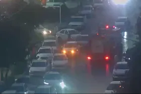 ویدئو | تصمیم سرنوشت ساز آتش نشان مشهدی برای عبور از ترافیک و همکاری شهروندان