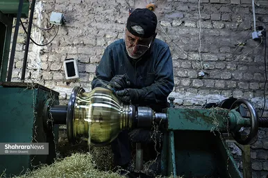تراش یک لایه از ورق سماور و بالا آمدن رنگ واقعی برنج .گرفته شدن یک لایه از دود و چربی که روی سطح فلز را گرفته است .