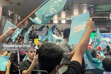 عکس‌هایی از حضور هواداران مسعود پزشکیان در ورزشگاه شهید بهشتی مشهد