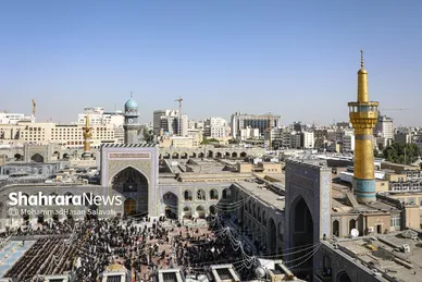 گزارش تصویری | تعویض پرچم گنبد حرم مطهر رضوی به مناسبت میلاد امام رضا(ع)
