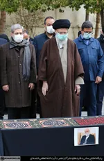 اقامه نماز رهبر معظم انقلاب بر پیکر عباس شیبانی | دکتر شیبانی به‌‎معنای واقعی کلمه مبارز و مشغول کار و تلاش بود + تصاویر