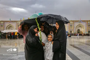 دعا و نیایش زائران زیر باران شدید در حرم امام رضا(ع)