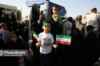 اجرای سرود «سلام فرمانده» با حضور دهه نودی ها در عرصه میدان شهدا