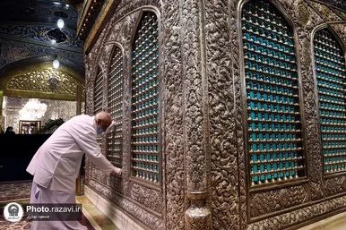 غبارروبی ضریح مطهر رضوی به مناسبت دهه کرامت
