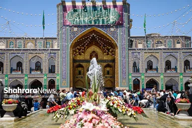 گزارش تصویری | تعویض پرچم گنبد حرم مطهر رضوی به مناسبت میلاد امام رضا(ع)
