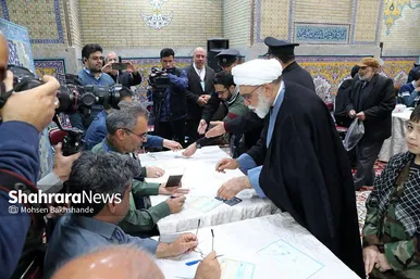 حضور مسئولان استان خراسان‌رضوی پای صندوق‌های رای