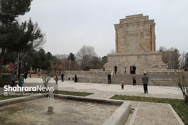 حضور گردشگران در آرامگاه فردوسی در نوروز ۱۴۰۱