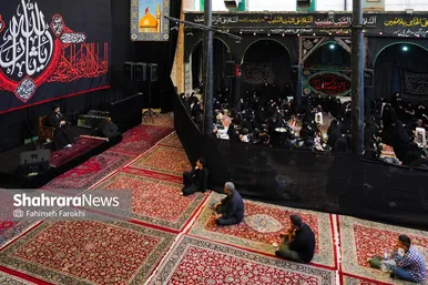 حاضران در حسینیه در حال گوش دادن به سخنرانی هستند