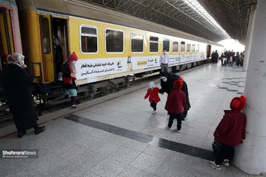 ورود مسافران نوروزی به مشهد از راه آهن