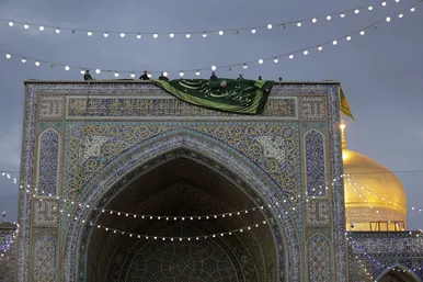 نصب کتیبه های ولادت امیرالمومنین علیه السلام در حرم مطهر رضوی+تصاویر