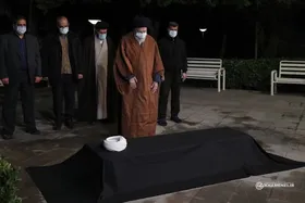 فیلم اقامه نماز رهبر انقلاب بر پیکر آیت&zwnj;الله مصباح یزدی