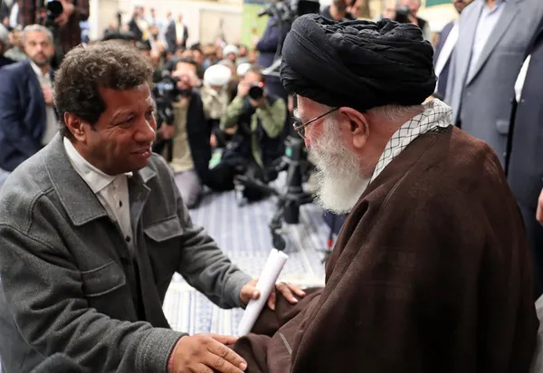 دیدار شاعران با رهبر انقلاب برگزار شد | آیت الله خامنه‌ای: شعر فارسی در جنگ رسانه ای، کم‌نظیر و قدرتمند است + فیلم و عکس