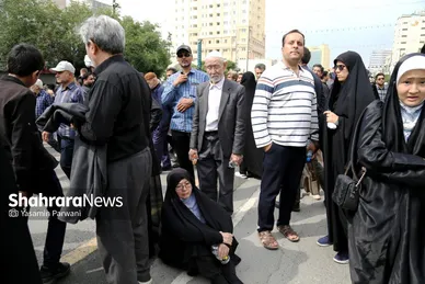 حضور مهاجران افغانستان در مراسم خاکسپاری رئیس‌جمهور شهید در مشهد
