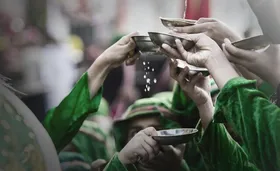 اجرای مراسم &laquo;آب فرات&raquo; توسط بانوان کوهسرخ خراسان&zwnj;رضوی