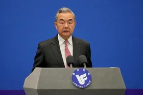 وانگ یی: راه&zwnj;حل دو دولتی همچنان تنها راهکار قابل اجرا برای نزاع میان اسرائیل و فلسطین است
