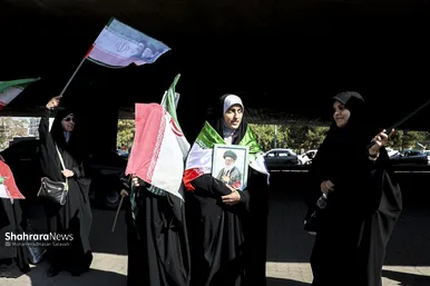 گزارش تصویری | تشکیل بزرگترین زنجیره انسانی جان فدا توسط مردم و دانشجویان مشهدی در دانشگاه فردوسی