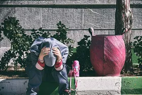 سه تقه روی در همیشه معنای مرگ می&zwnj;دهد