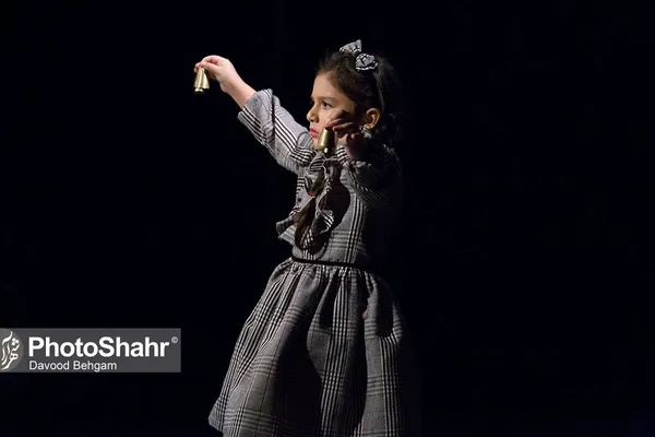 نقدی بر تئاتر «پایان پیش‌خدمت» به‌کارگردانی محمد خوش‌خلق | فرم، پررنگ‌تر از محتوا