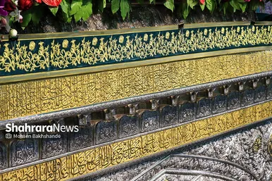 تعویض پرچم گنبد و پوش ضریح امام رضا(ع)