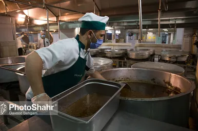 آماده سازی غذای متبرک مهمانسرای حضرت رضا (ع)