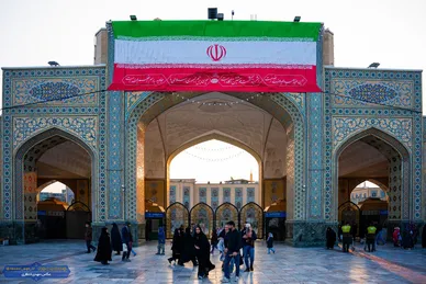 عکس| اهتراز پرچم ایران اسلامی در ورودی‌های حرم مطهر رضوی در آستانه دهه فجر (۱۱ بهمن ۱۴۰۳)