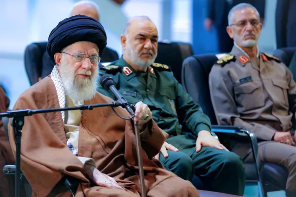 مقام معظم رهبری: هرجا جوانان ما با عزم و ایمان وارد شدند، کار‌های بزرگی انجام داده‌اند + فیلم و عکس