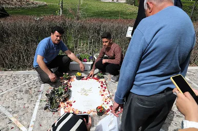 مسافران نوروزی در آرامگاه فردوسی