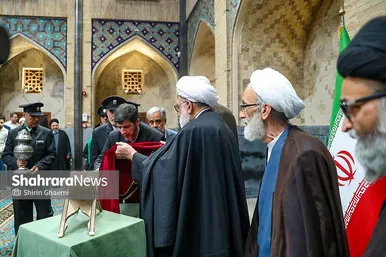 گزارش تصویری | مراسم رونمایی از نسخه چاپ‌شده قرآن کریم به خط رنّانی به همراه دست خط رهبر شهید انقلاب
