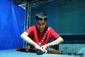 ویدئو | سرعت باورنکردنی باز و بسته کردن کلاشینکف توسط نونهال جانفدا