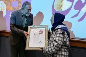 بانوی هنرمند عرصه دوبله نشان درجه یک هنری دریافت کرد