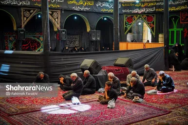 عزاداران حسینی در حال گوش دادن به سخنرانی هستند