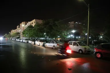 حضور مردم مشهد در خیابان پس از وقوع زلزله