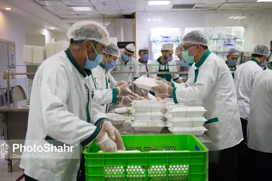آماده سازی غذای متبرک مهمانسرای حضرت رضا (ع)