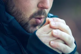 اینفوگرافی| سردی دست و پا نشانه کمبود ویتامین است؟
