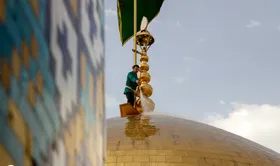 پرداخت و شست&zwnj;وشوی گنبد منور رضوی در آستانه سال نو