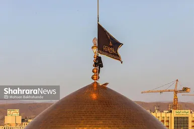 عکس‌هایی از مراسم تعویض پرچم گنبد حرم امام رضا (ع) (۱۷ شهریور ۱۴۰۳)