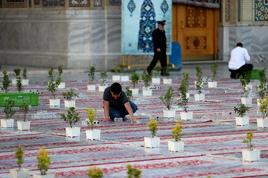 توزیع افطاری در باب الکاظم حرم مطهر رضوی