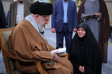 دیدار جمعی از شاعران و اهالی فرهنگ و ادب فارسی با رهبر انقلاب