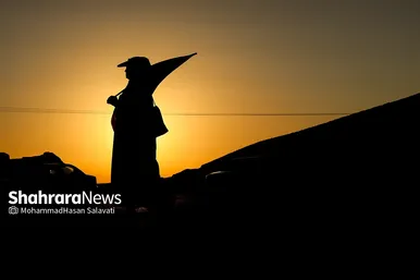 زائران پیاده در مسیر حرم مطهر رضوی